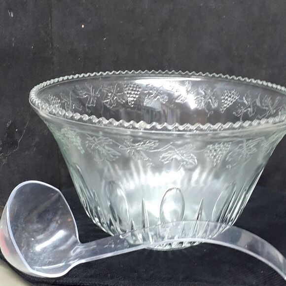 Indiana Glass Clear Punch Bowl Harvest Grapes Fruit Pattern Vintage USA - Picture 5 of 6